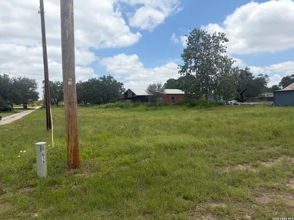615 ROSSVILLE RD, Devine, TX 78016