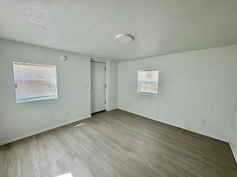 529 SE 15th St — Photo 7