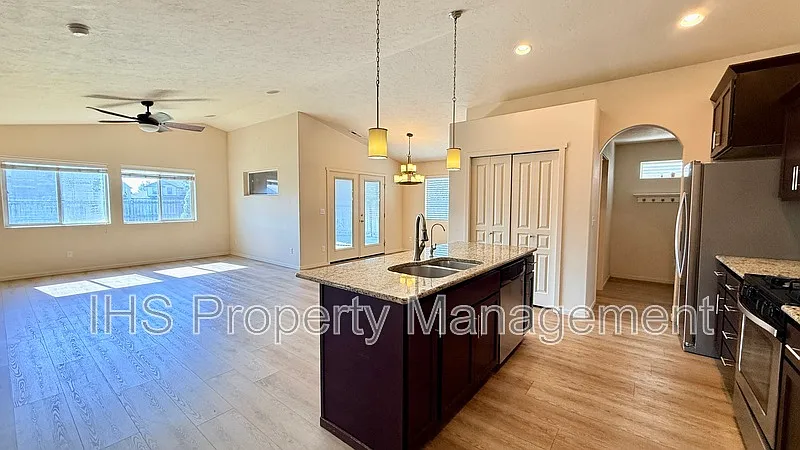 3 bed, 2.0 bath, 1600 sqft, $2,295 — Photo 4