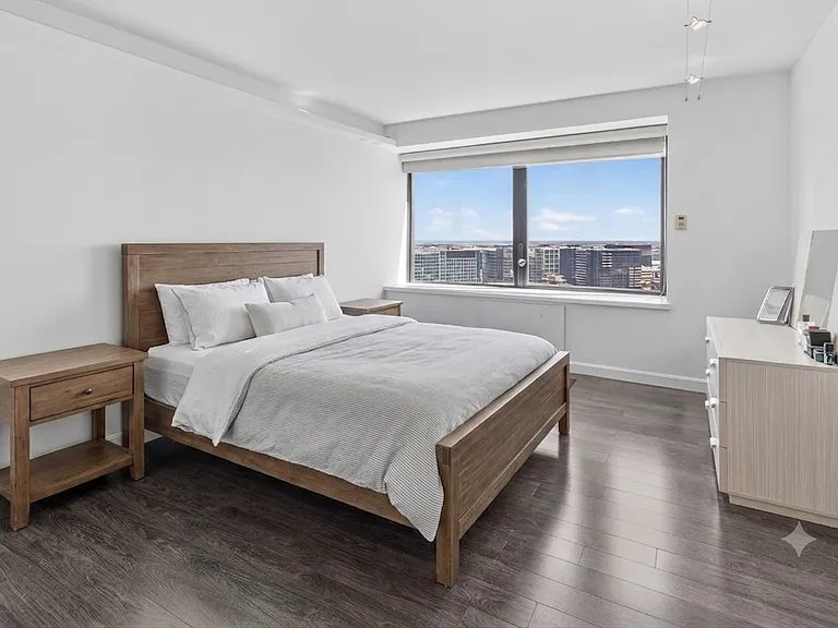 85 E India Row #33E — Photo 9