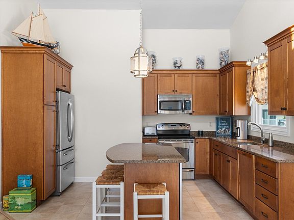 3rd image of 115 E 67th Est