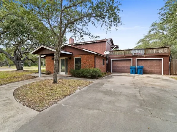 121 N Sierra Woods Dr, Rockport, TX 78382