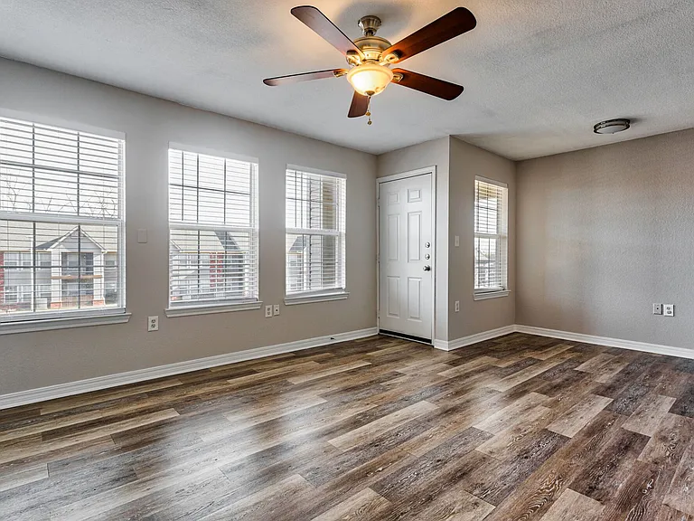 Autumn Brooke Apartments — Photo 35