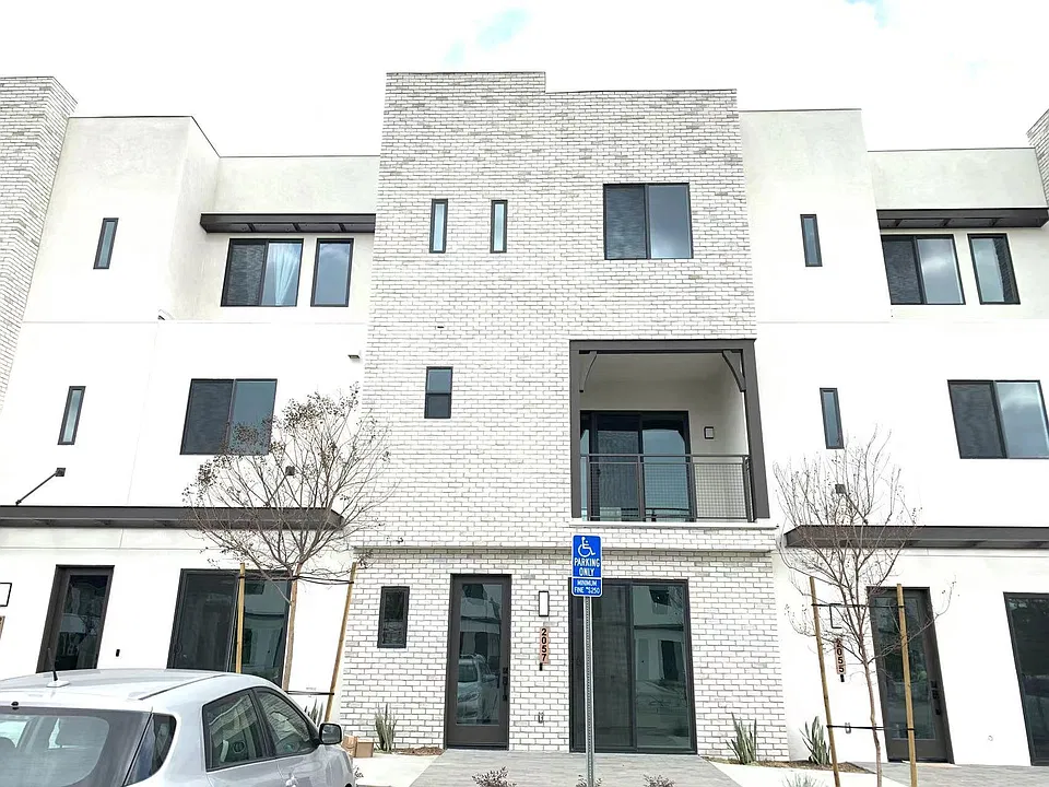 2057 Rosecrans Ave