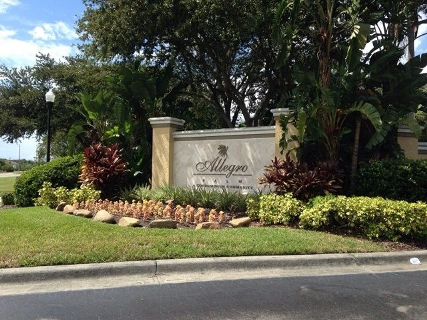 Move-In Special! Off Your First Month's Rent! 1/1 Gated Allegro Palm Resort-Style Amenities! — Photo 1