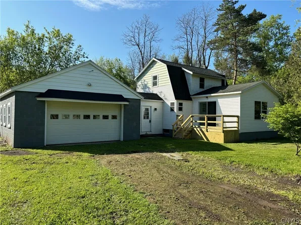 5182 Corporal Welch Rd, Syracuse, NY 13215