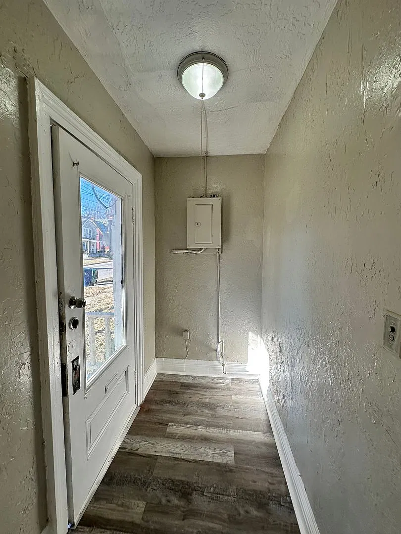 Spacious Single Family Home Ready for Rent in Great Neighborhood — Photo 2