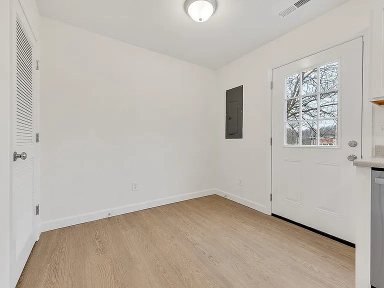 684 E College St — Photo 10