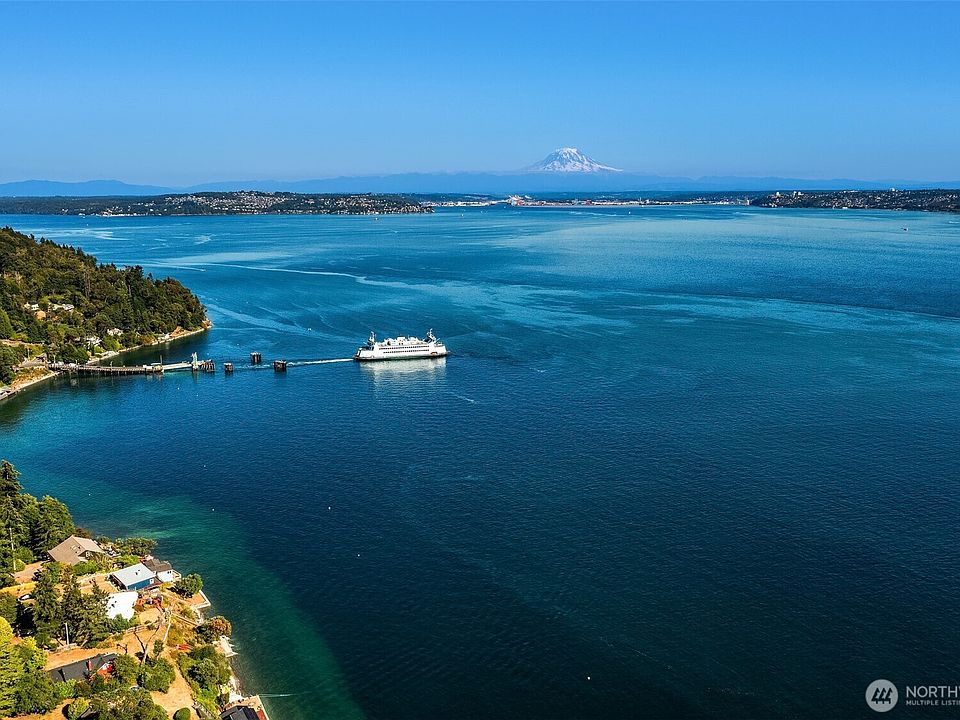 The home is situated at the southern tip of Vashon Island. One can watch the ferries, the otters and the eagles all day long.>