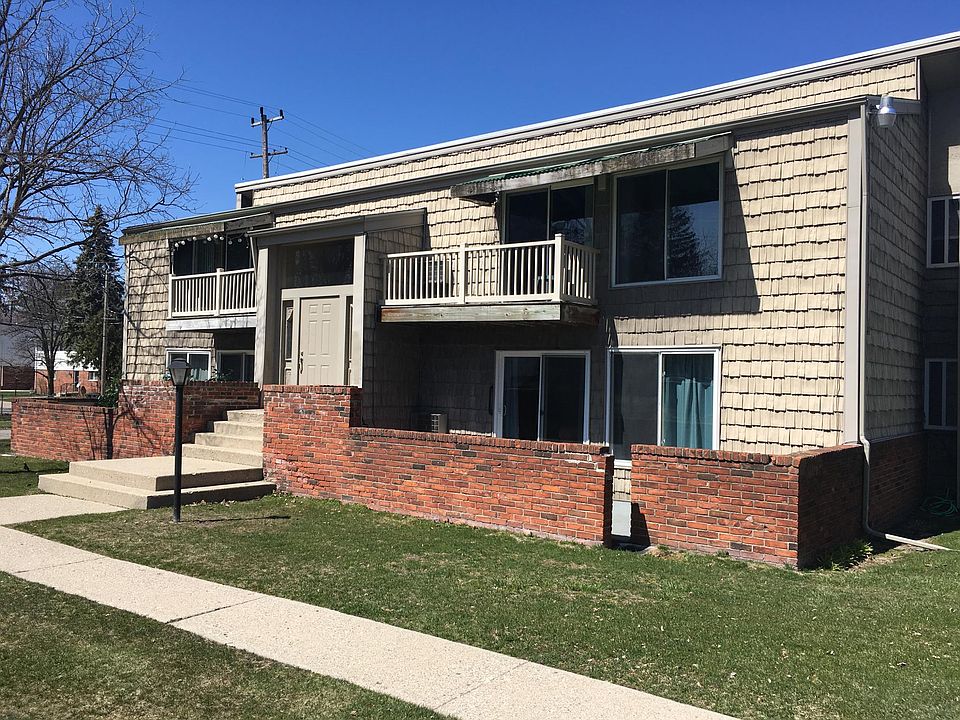 1st image of 690 N 3rd St APT 3
