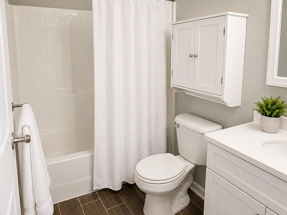 5th image of 226 Berkshire Ln