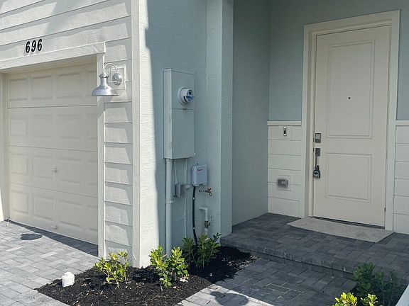 5th image of 696 NE Eastlake St