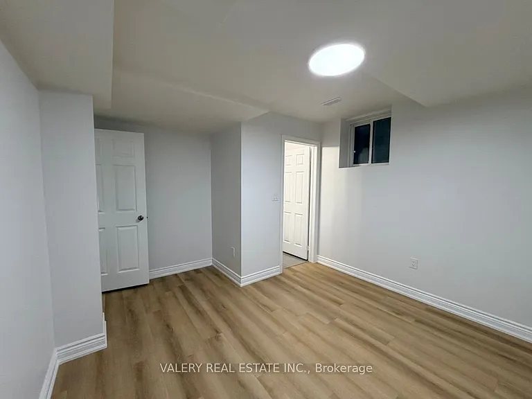 1683 Moongate Cres #LOWER — Photo 17