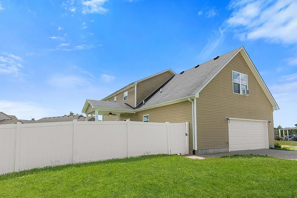 201 Butterfield Dr — Photo 4