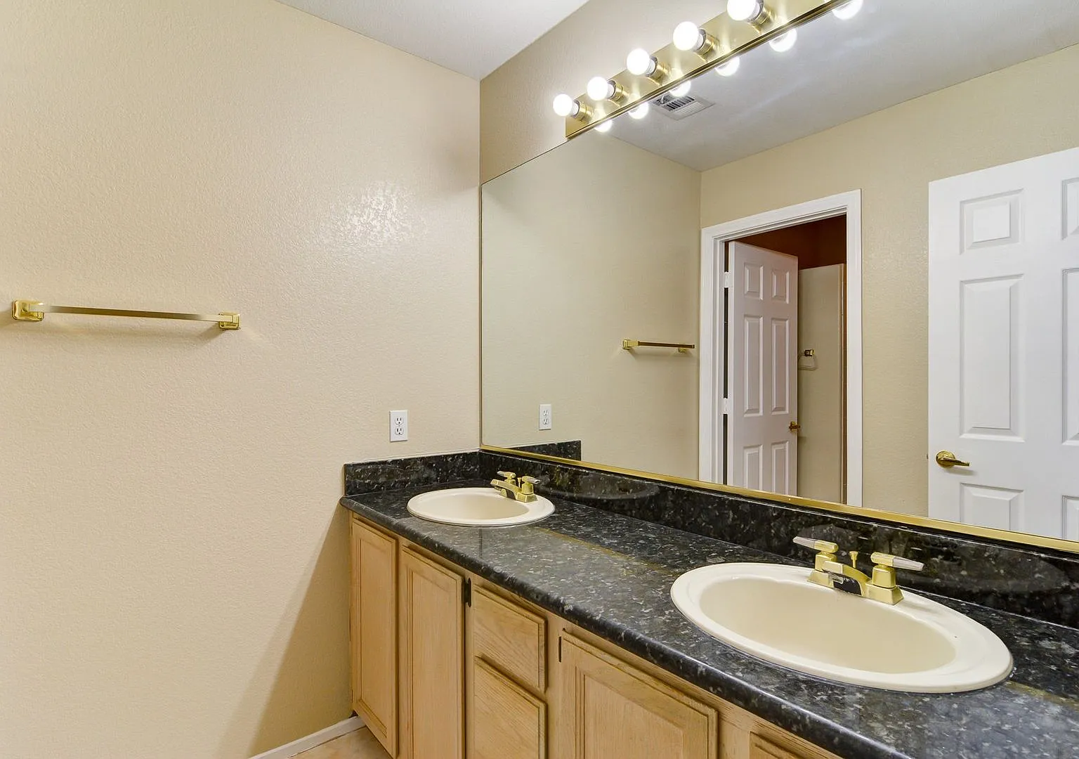 2069 Sapphire Valley Avenue, Henderson, Nevada 89074 — Photo 2