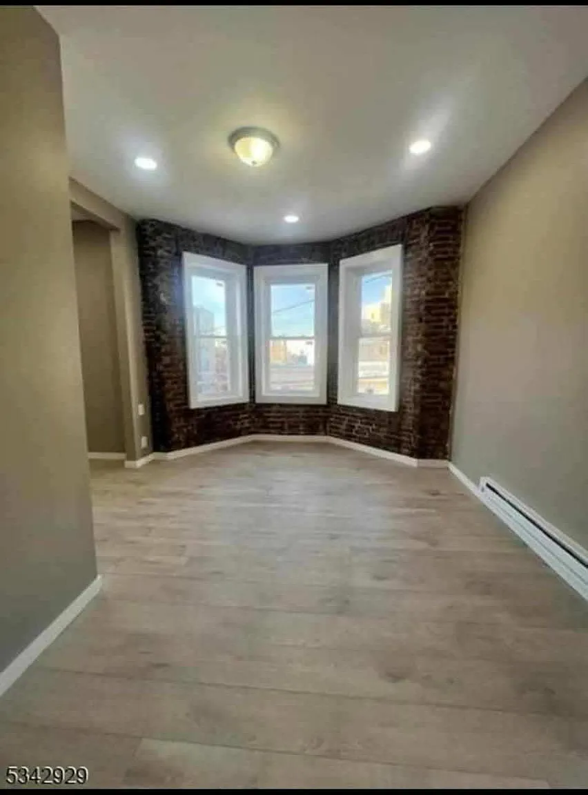 3 bed, 928 sqft, $2,100 — Photo 3
