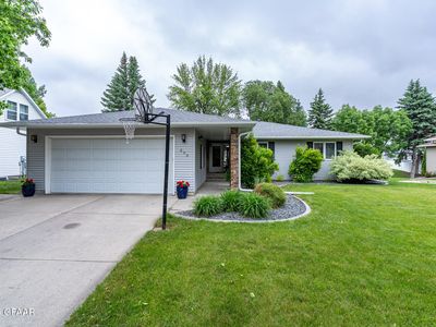 290 Grassy Hills Ln, Grand Forks, ND, 58201