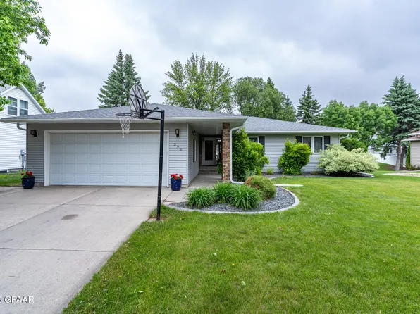 290 Grassy Hills Ln, Grand Forks, ND 58201