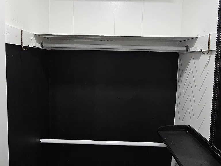 Walk-in closet 02