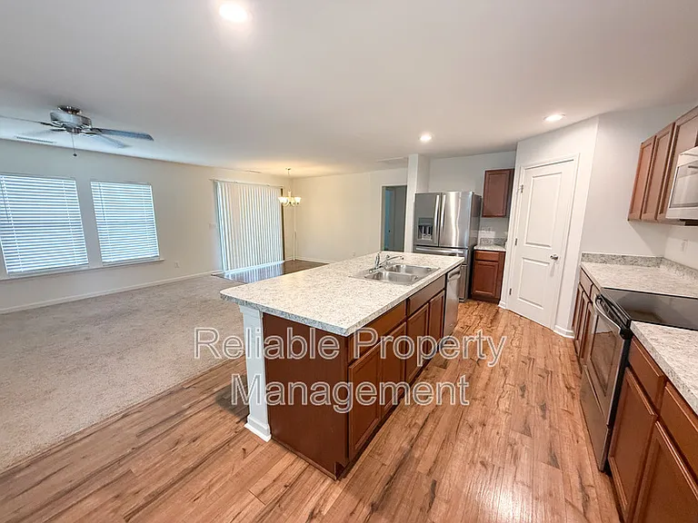 944 Avondale Dr — Photo 6
