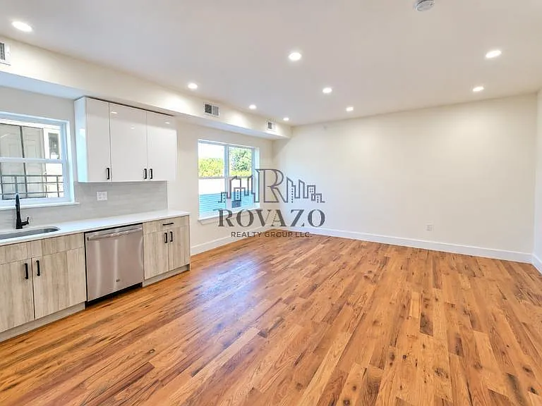 4 bed, 900 sqft, $3,050 — Photo 3