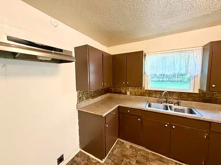 122 Meadowbrook St — Photo 2