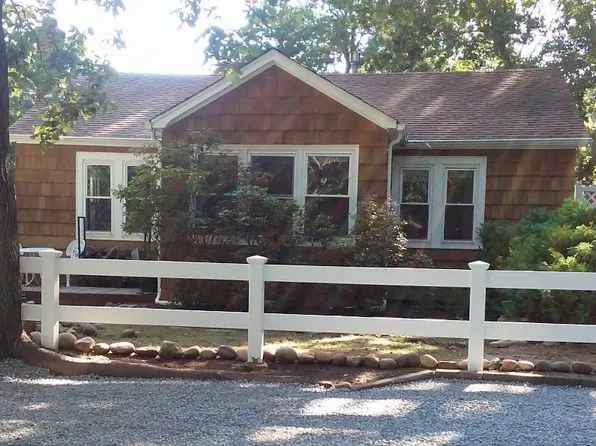 https://photos.zillowstatic.com/fp/6734f4236d1a9b4372744985928d0f75-p_e.webp