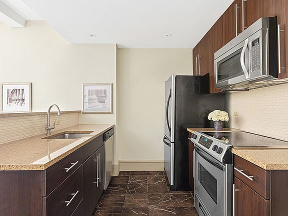 3rd image of 42 W 58th St #502