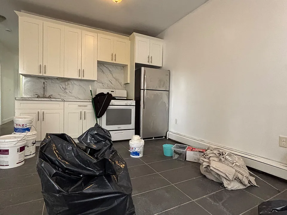 48 Gates Ave #3
