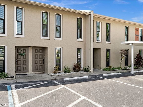 4th image of 4803 SW Santa Barbara Ct APT 10