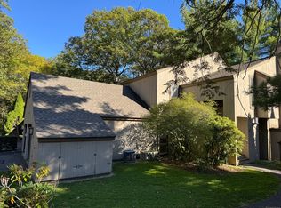 19 Chestnut Dr #19, Avon, CT 06001