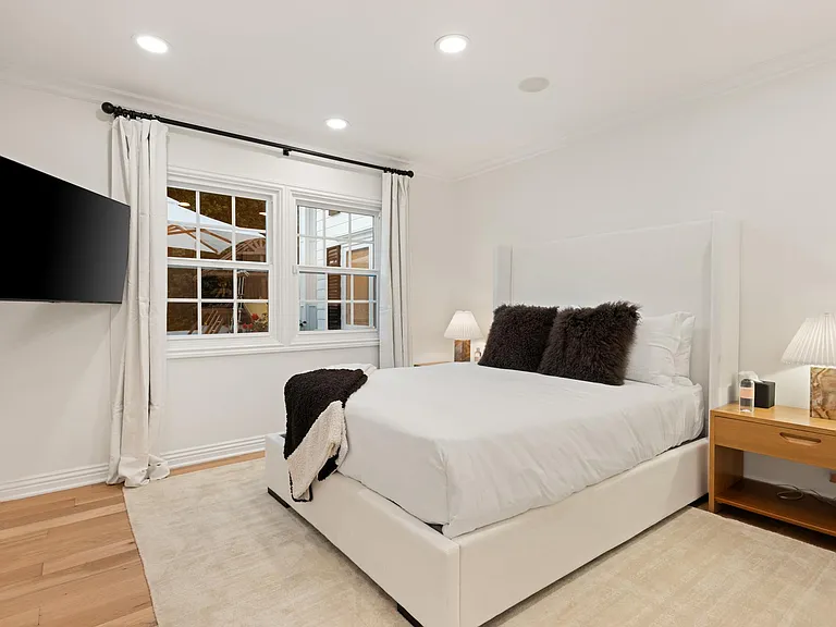 Discover modern luxury in this stylish room, where a Queen Size bed and a large Smart TV.