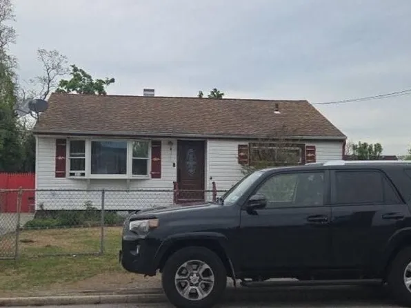 9 Cypress St, Central Islip, NY 11722