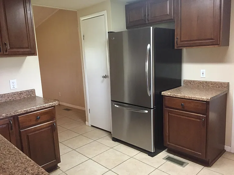 Kitchen (refrigerator does not come with home)