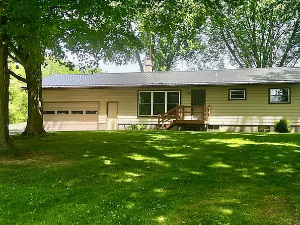 13807 Cleveland Ave, Buchanan, MI 49107