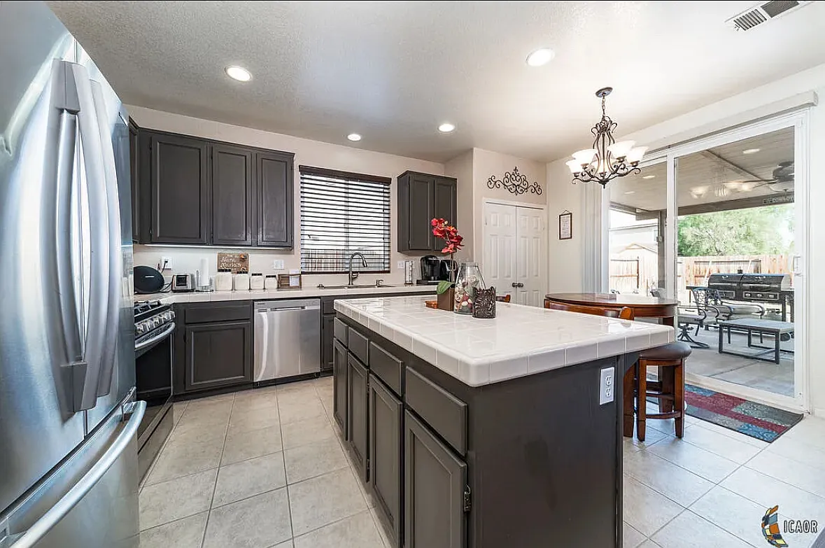 5 bed, 2133 sqft, $800 — Photo 2
