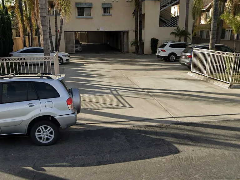 Kingman Ave — Photo 1