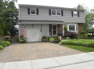 204 Avoca Ave, Massapequa Park, NY 11762
