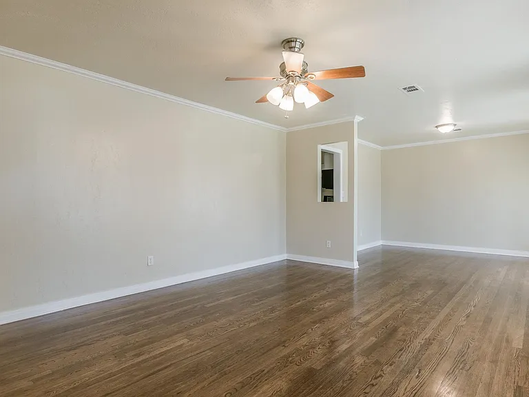 1612 Crockett St — Photo 2