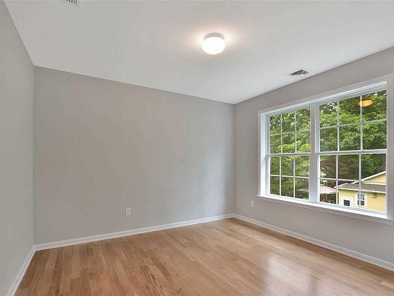 4th image of 55 Shinnecock Dr
