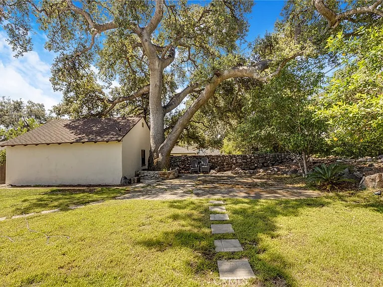 2151 N Altadena Dr — Photo 37