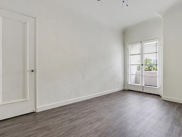 232 S Reeves Dr — Photo 25