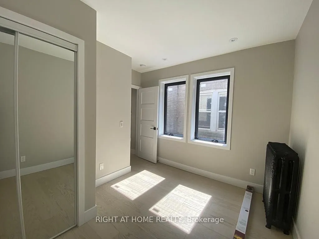 Building Photo - 411 Roncesvalles Ave #3B