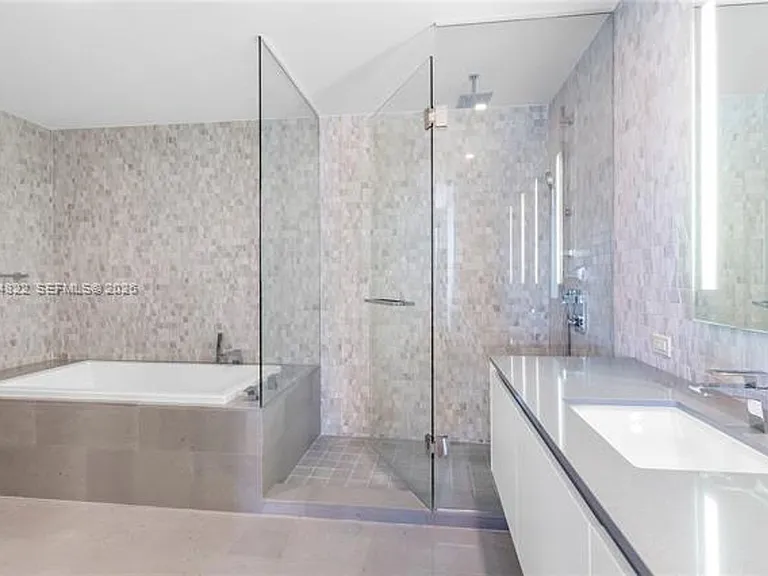 68 SE 6th St #CU-810 — Photo 17