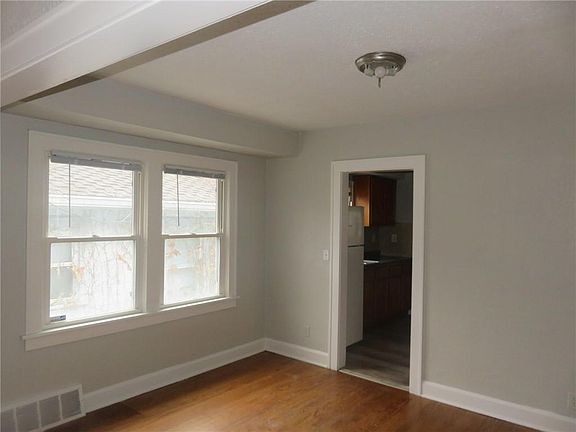 4th image of 3942 Myrtle Ave
