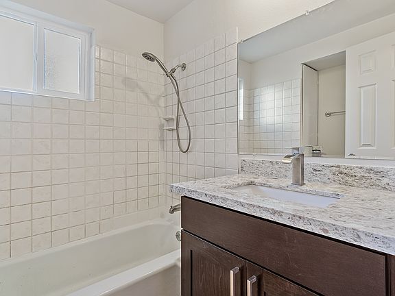 4th image of 808 W Nickerson St #1