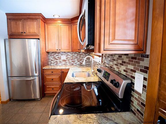 4th image of 15 Woodside Pl