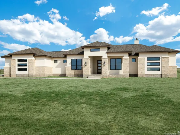 125 Valley View Dr, La Vernia, TX 78121