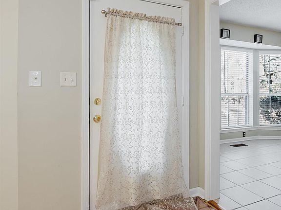 5th image of 915 Rich Rd