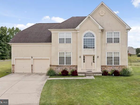 8 Conifer Ct, Sicklerville, NJ 08081